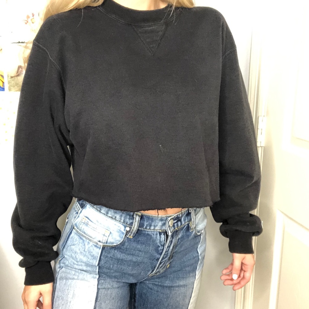Cropped Champion sweatshirt.